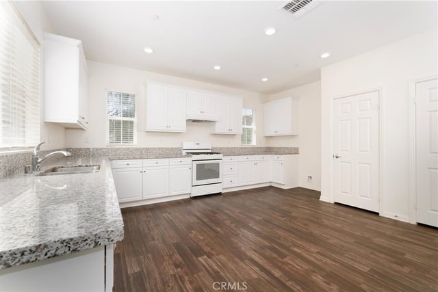 20509 Hazelnut Court, Saugus, CA 91350 — photo 10 of 38