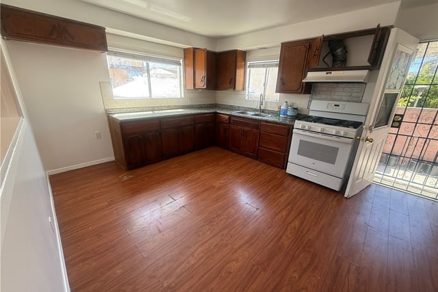 732 W 12th, San Pedro, CA 90731 — photo 3 of 12