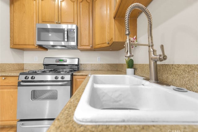 971 S St Andrews Place 101, Los Angeles, CA 90019 — photo 16 of 72
