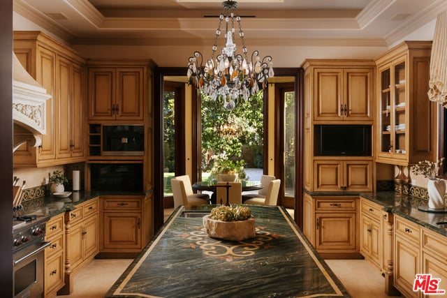 2108 Stratford Circle, Los Angeles, CA 90077 — photo 7 of 33