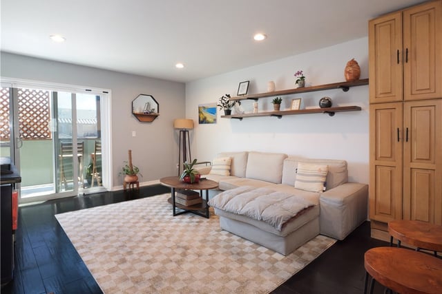 453 Almond Avenue 6, Long Beach, CA 90802 — photo 5 of 35