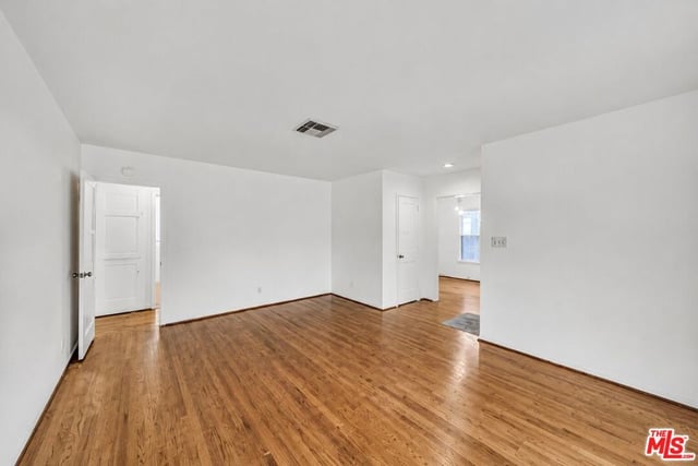6531 Hayvenhurst Avenue, Los Angeles, CA 91406 — photo 9 of 35
