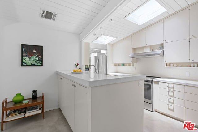 810 Bramble Way, Los Angeles, CA 90049 — photo 12 of 44