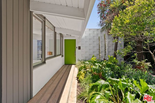 810 Bramble Way, Los Angeles, CA 90049 — photo 4 of 44