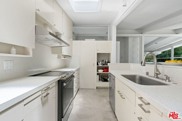 810 Bramble Way, Los Angeles, CA 90049 — photo 5 of 44