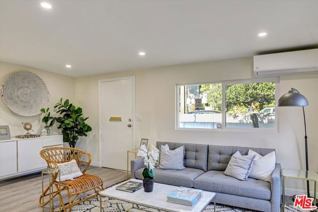 624 W Beach Avenue, Inglewood, CA 90302 — photo 11 of 43