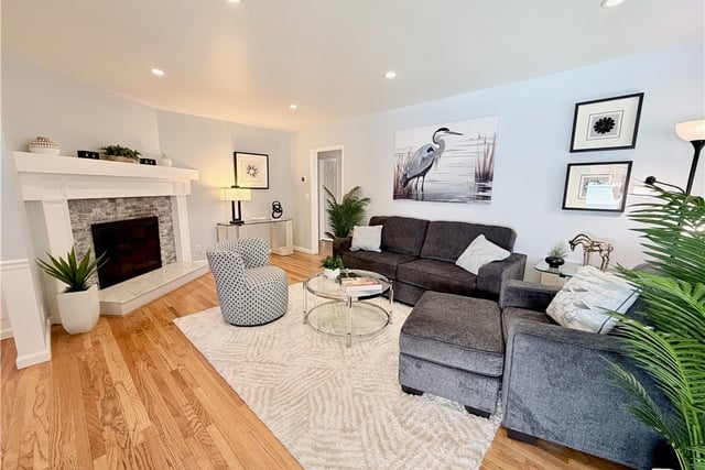 22025 De La Osa, Woodland Hills, CA 91364 — photo 4 of 31