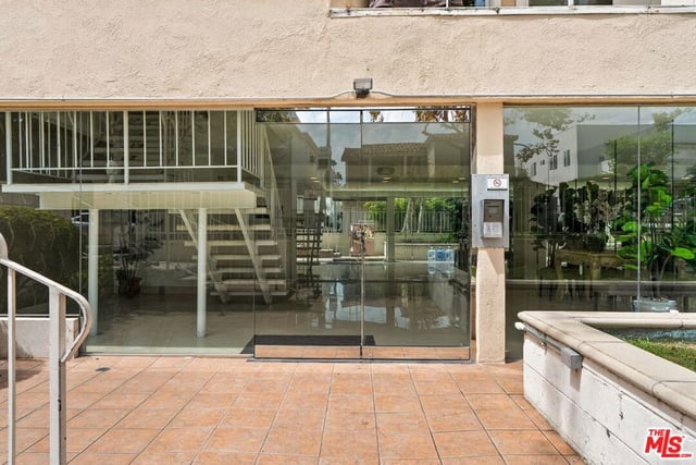 423 S Rexford Drive 305, Beverly Hills, CA 90212 — photo 5 of 19