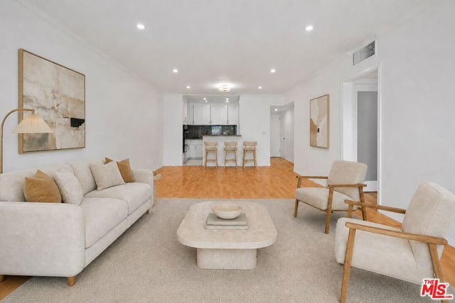 423 S Rexford Drive 305, Beverly Hills, CA 90212 — photo 8 of 19