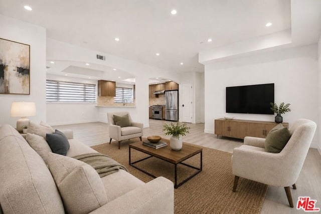 927 S Wooster Street 2, Los Angeles, CA 90035 — photo 2 of 33
