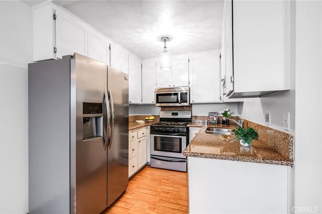 4000 W Victory Boulevard 204, Burbank, CA 91505 — photo 2 of 20