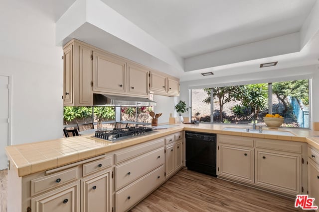 2537 Cordelia Road, Los Angeles, CA 90049 — photo 15 of 35