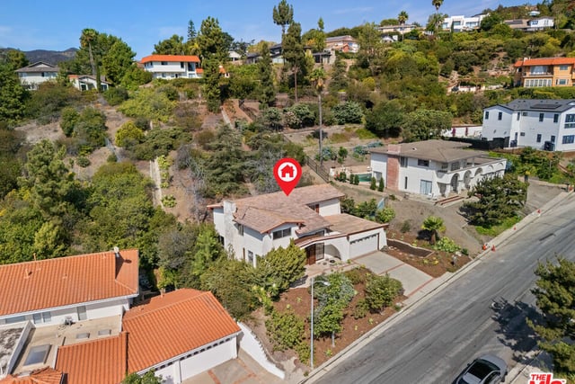 2537 Cordelia Road, Los Angeles, CA 90049 — photo 2 of 35