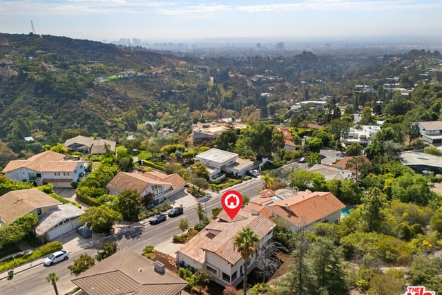 2537 Cordelia Road, Los Angeles, CA 90049 — photo 3 of 35