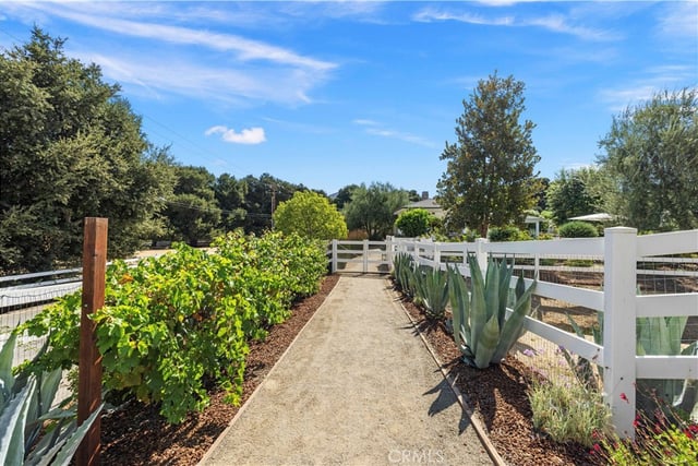 26185 Ravenhill Road, Canyon Country, CA 91387 — photo 33 of 47