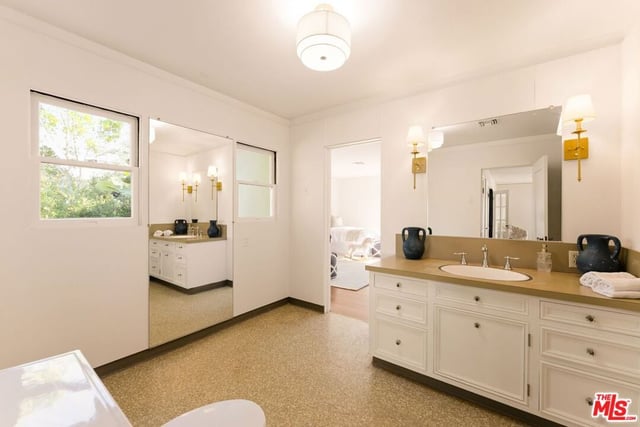 441 S Muirfield Road, Los Angeles, CA 90020 — photo 27 of 32
