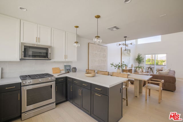 11218 W Victory Boulevard 4, Los Angeles, CA 91606 — photo 16 of 22