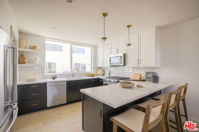 11218 W Victory Boulevard 4, Los Angeles, CA 91606 — photo 2 of 22