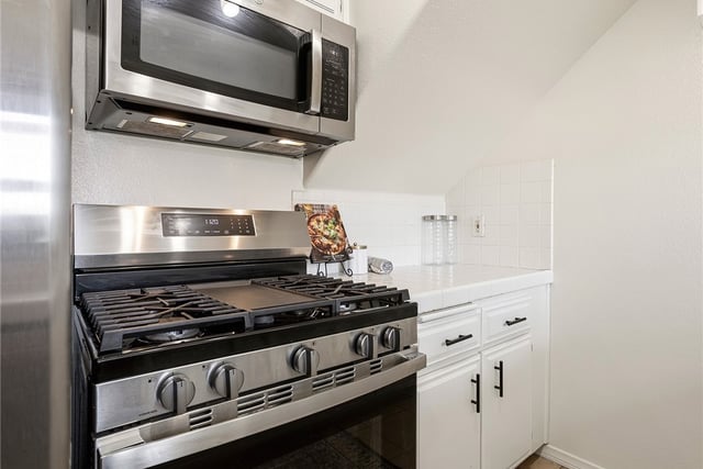 11044 Acama Street 302, Studio City, CA 91602 — photo 10 of 49