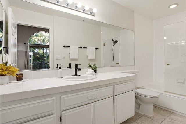 11044 Acama Street 302, Studio City, CA 91602 — photo 30 of 49