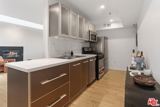 5806 Waring Avenue 14, Los Angeles, CA 90038 — photo 15 of 32