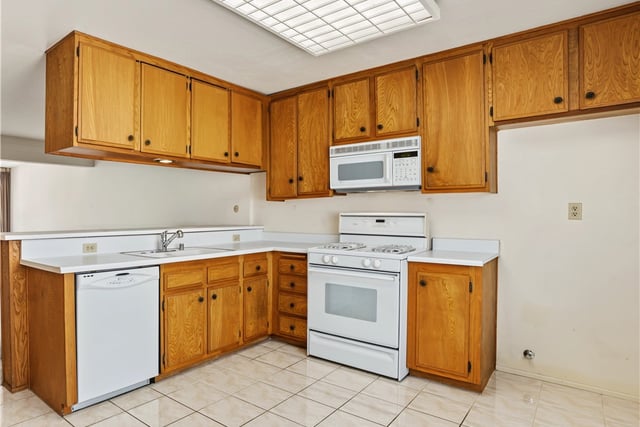 22269 1/2 Erwin, Woodland Hills, CA 91367 — photo 5 of 15