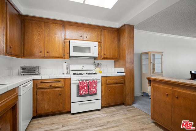 4445 Cartwright Avenue 110, Toluca Lake, CA 91602 — photo 10 of 27