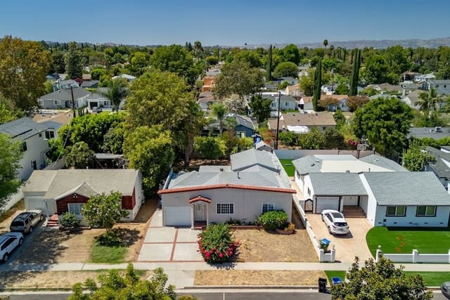 5945 Yarmouth Avenue, Los Angeles, CA 91316 — photo 3 of 50