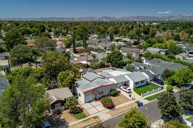 5945 Yarmouth Avenue, Los Angeles, CA 91316 — photo 4 of 50