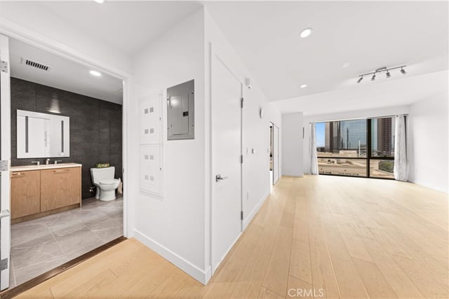 400 S Broadway 1607, Los Angeles, CA 90013 — photo 2 of 65
