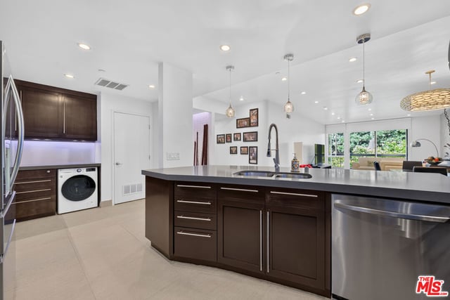 324 N Palm Drive 404, Beverly Hills, CA 90210 — photo 17 of 41