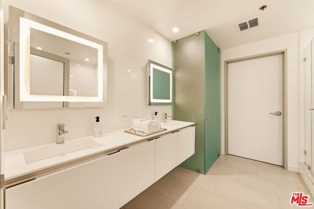 330 W 11th Street 401 & 402, Los Angeles, CA 90015 — photo 29 of 37