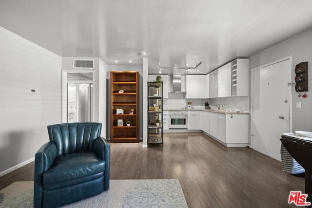 970 Palm Avenue 218, West Hollywood, CA 90069 — photo 10 of 24