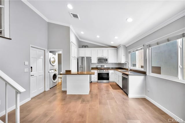 18631 Collins 10, Tarzana, CA 91356 — photo 3 of 14