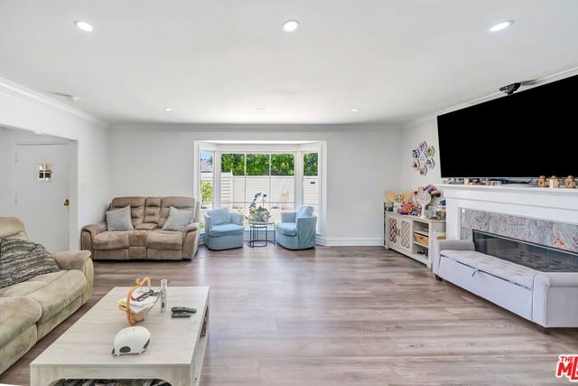 5923 N Corbin Avenue, Tarzana, CA 91356 — photo 11 of 30