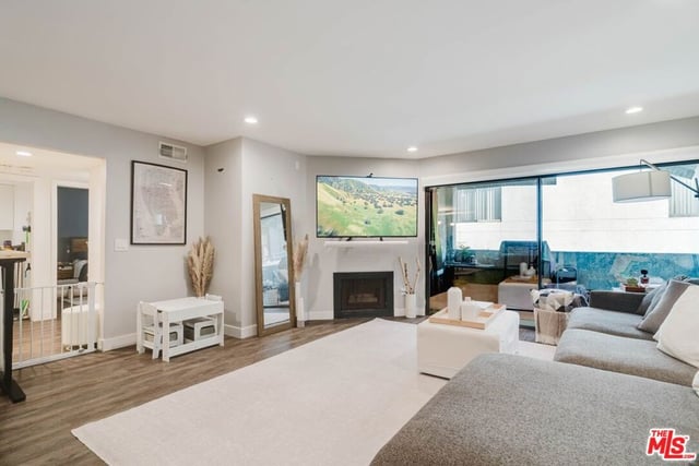 631 S Kenmore Avenue 303, Los Angeles, CA 90005 — photo 22 of 28