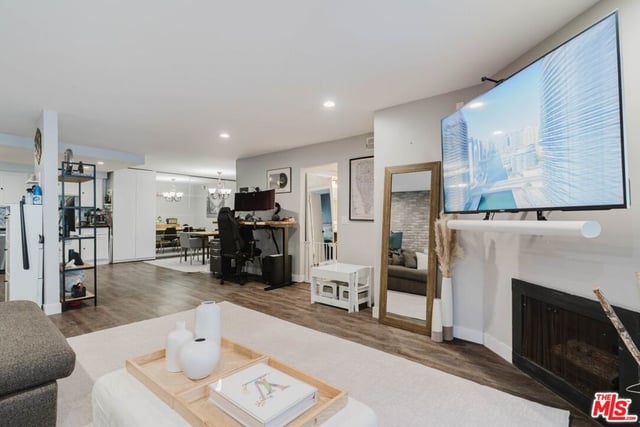 631 S Kenmore Avenue 303, Los Angeles, CA 90005 — photo 23 of 28