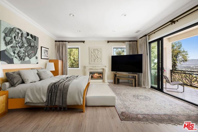13355 Mulholland Drive, Beverly Hills, CA 90210 — photo 11 of 31