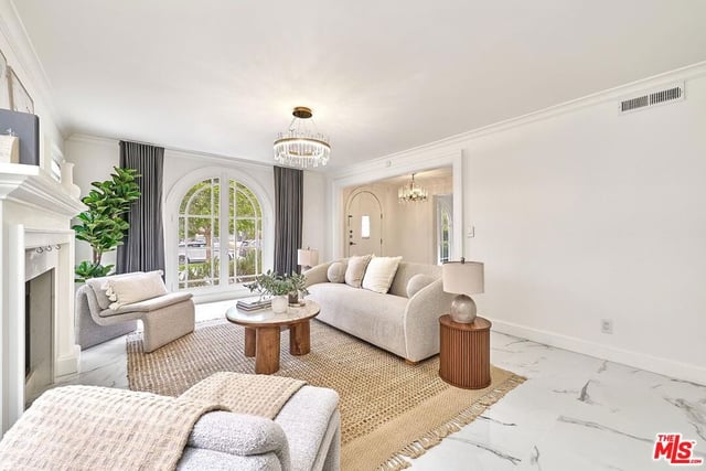 860 S Norton Avenue, Los Angeles, CA 90005 — photo 4 of 62