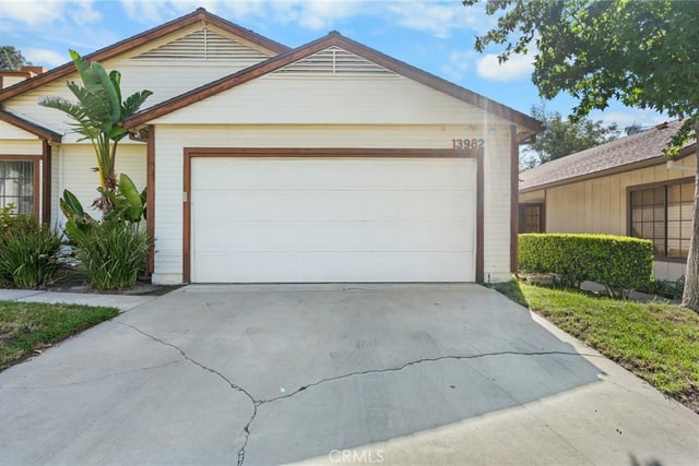 13982 Olive Grove Lane, Sylmar, CA 91342 — photo 4 of 43