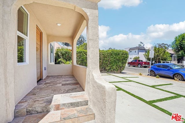2541 Carmona Avenue, Los Angeles, CA 90016 — photo 4 of 56