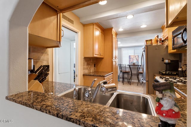 18409 Collins Street F, Los Angeles, CA 91356 — photo 17 of 29