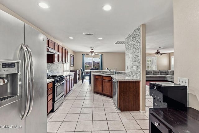 28318 Milbrook Place, Castaic, CA 91384 — photo 5 of 39