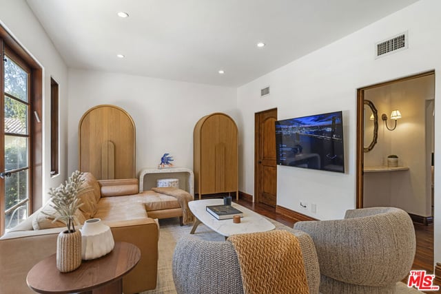 305 S June Street, Los Angeles, CA 90004 — photo 27 of 71