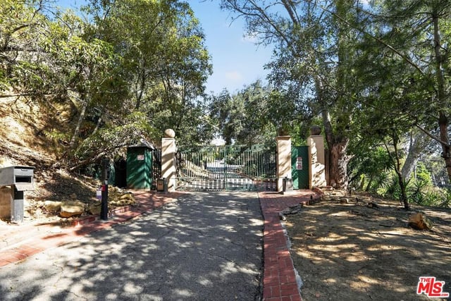 8147 Mulholland Drive, Los Angeles, CA 90046 — photo 18 of 19
