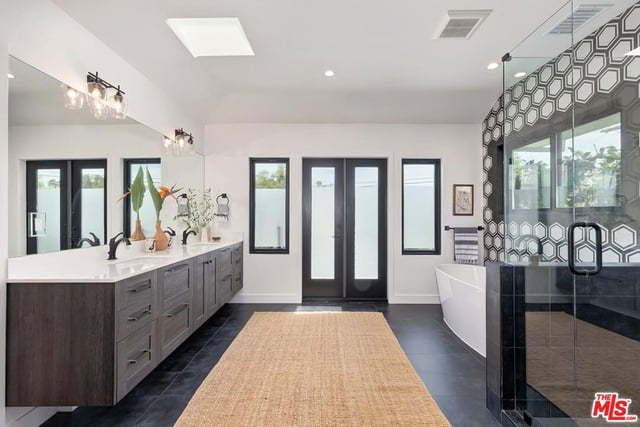 1015 S Tremaine Avenue, Los Angeles, CA 90019 — photo 29 of 55