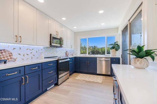 688 Velarde Drive, Thousand Oaks, CA 91360 — photo 3 of 35