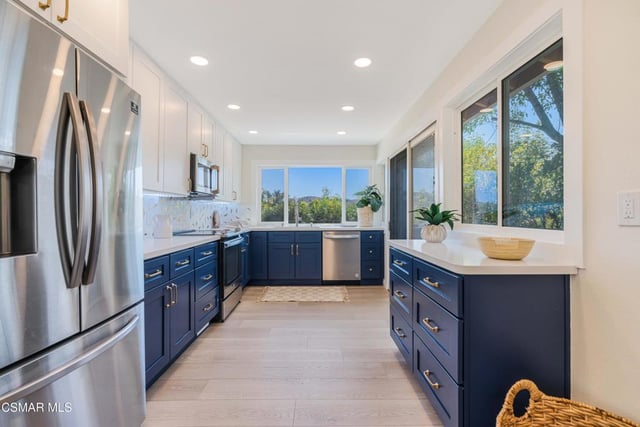 688 Velarde Drive, Thousand Oaks, CA 91360 — photo 9 of 35