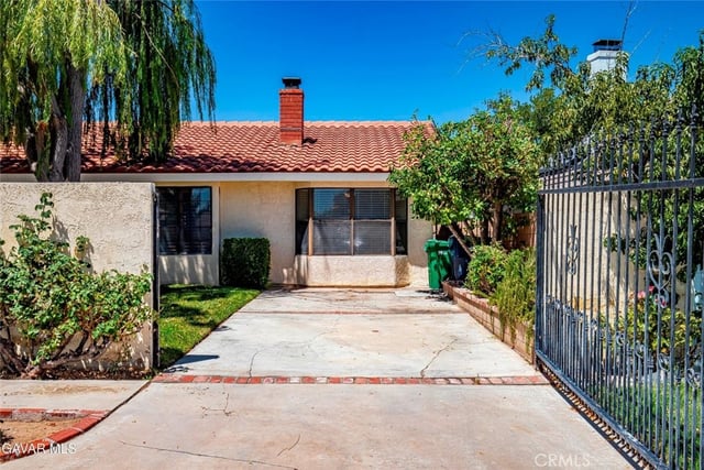 43029 Ed Halley, Lancaster, CA 93536 — photo 3 of 45