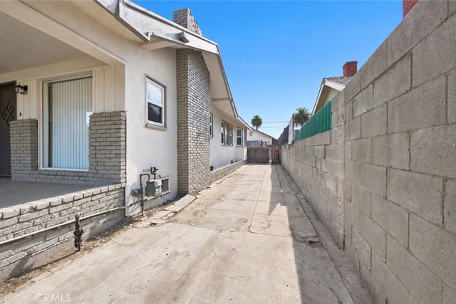 5032 S Wilton Place, Los Angeles, CA 90062 — photo 3 of 26